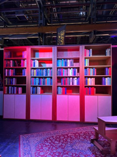 Unser Highlight: Das Bücherregal mit verstecktem Playroom.